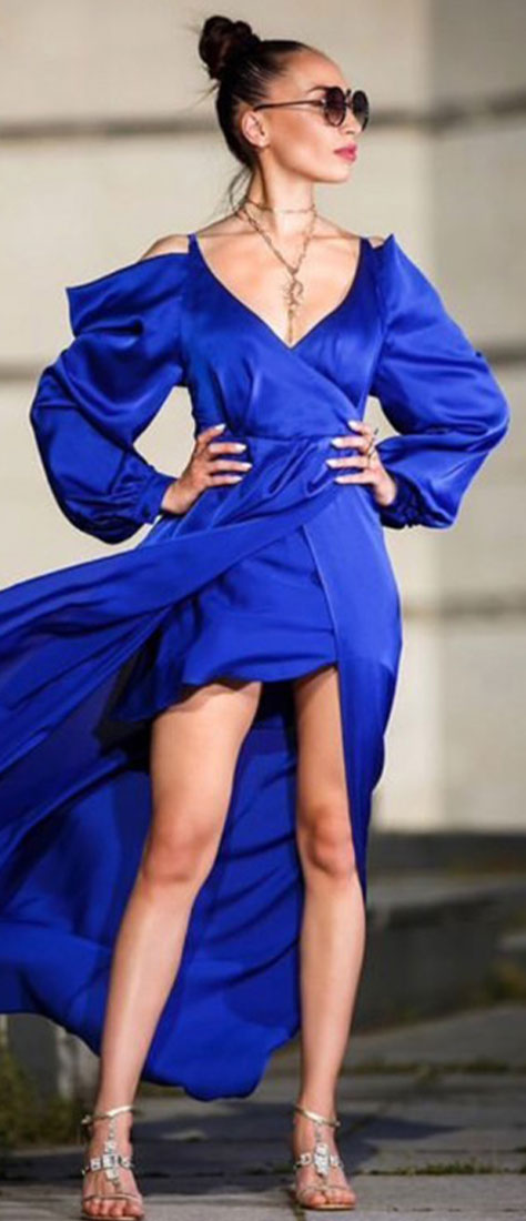 saténové šaty s dlhým rukávom v kráľovskej modrej farbe