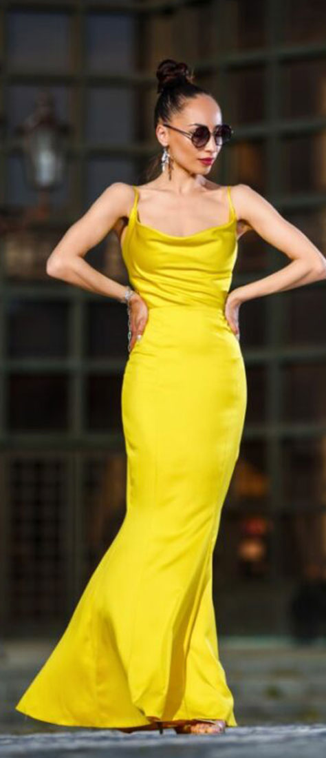 žlté úzke saténové šaty na ramienka
