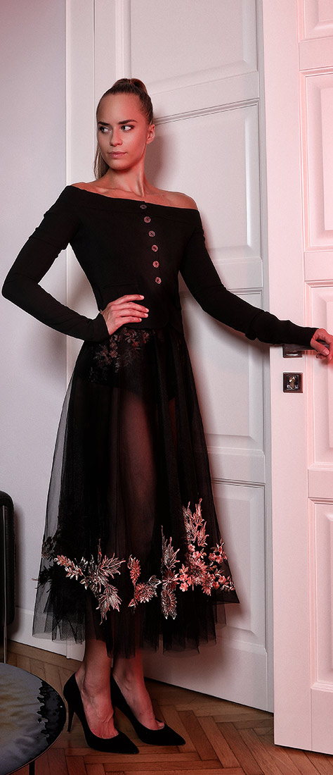 Luxusné čierne šaty s kvetinkovým vzorom