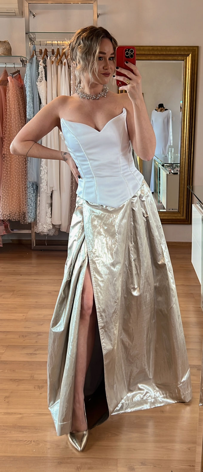 Dvojdielne šaty s bielym kortezom a metalickou sukňou
