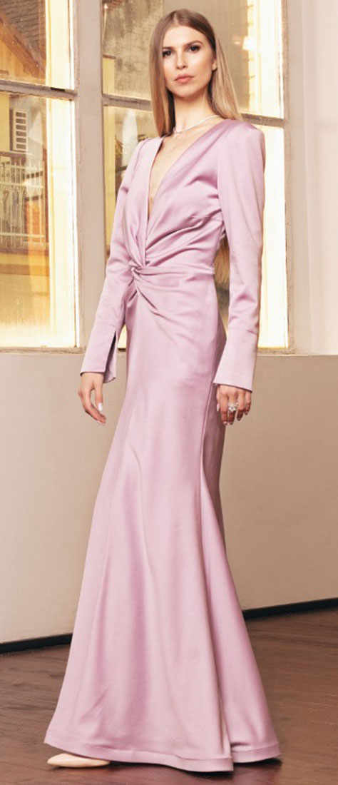 Jemné fialové šaty s výstrihom